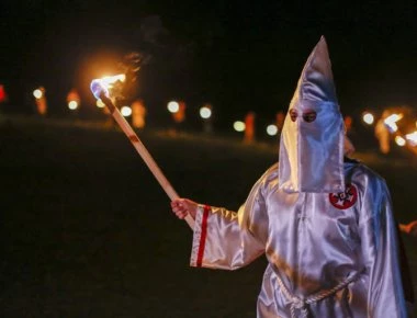 Επίθεση με «άρωμα» από Κου Κλουξ Κλαν στην Κύπρο - Του έβγαλαν τα δόντια με πένσα!